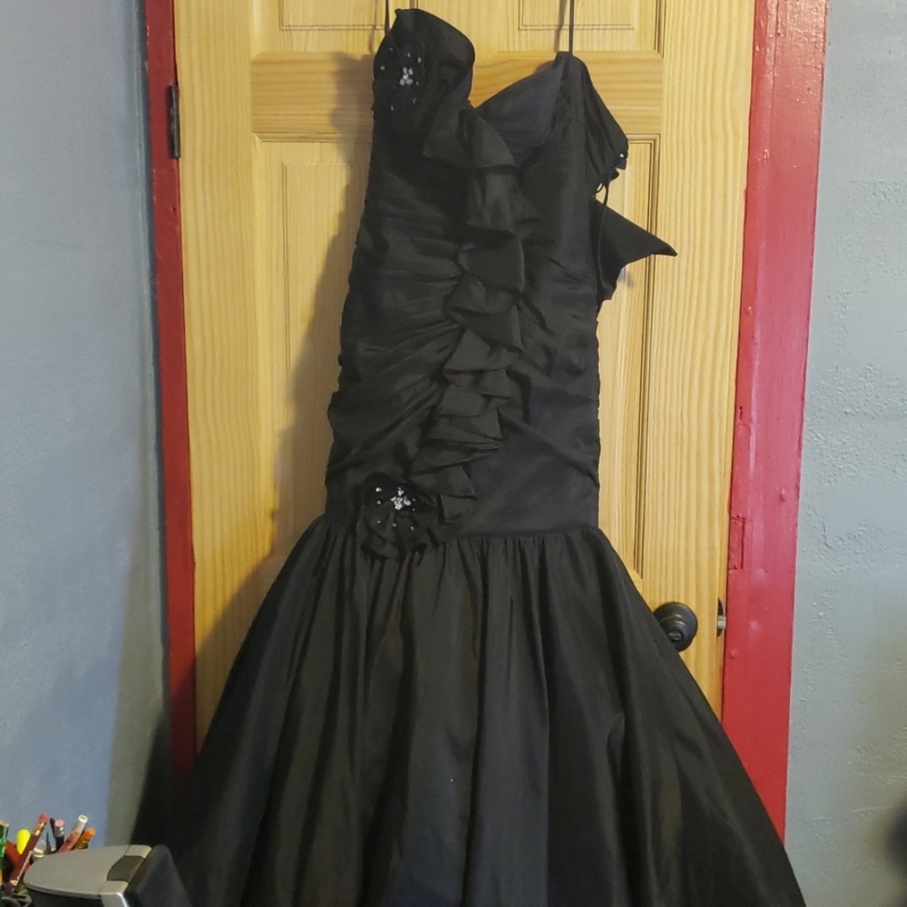 Size 0 prom dress. - Picture 3 of 5